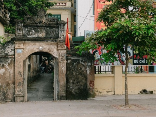 Ảnh chụp ngôi nhà còn giữ cổng cổ trên đường Trịnh Công Sơn. (Ảnh: BTC) Phố Trịnh Công Sơn ở Hà Nội: "Một con đường nhỏ trả lời cho tôi" ảnh 5