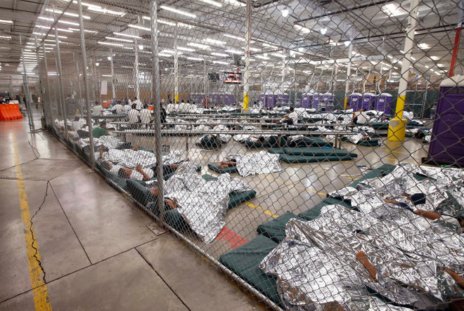 Nơi chính quyền Mỹ từng dùng để các trẻ em nhập cư trái phép tạm trú. (Ảnh: USA Today) Tòa án Mỹ ra phán quyết trả tự do cho hơn 100 trẻ em nhập cư ảnh 1