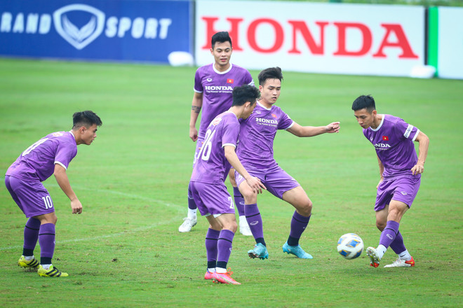 Thêm hai cầu thủ của đội tuyển bóng đá Việt Nam nhiễm COVID-19 ảnh 2