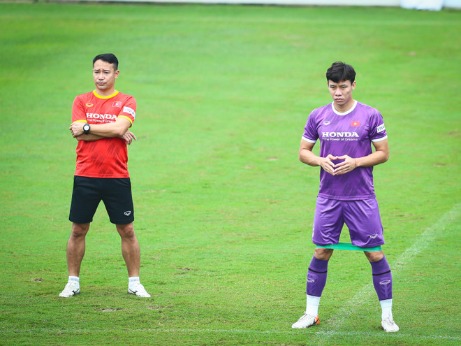 Thêm hai cầu thủ của đội tuyển bóng đá Việt Nam nhiễm COVID-19 ảnh 1