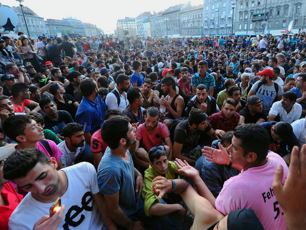 Hàng trăm người tị nạn Syria hồi hương từ Liban qua biên giới Arsal ảnh 1