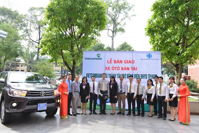 Vietcombank tặng xe ôtô cho Bệnh viện Đại học Y dược TPHCM ảnh 1