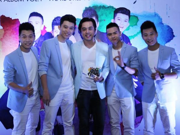 OPlus với 'người thầy' Dương Khắc Linh, cũng là nhạc sỹ sáng tác và sản xuất album. (Ảnh: Kiều Thuận) “We're still young” - "Hành trình tìm mình” của OPlus ảnh 2
