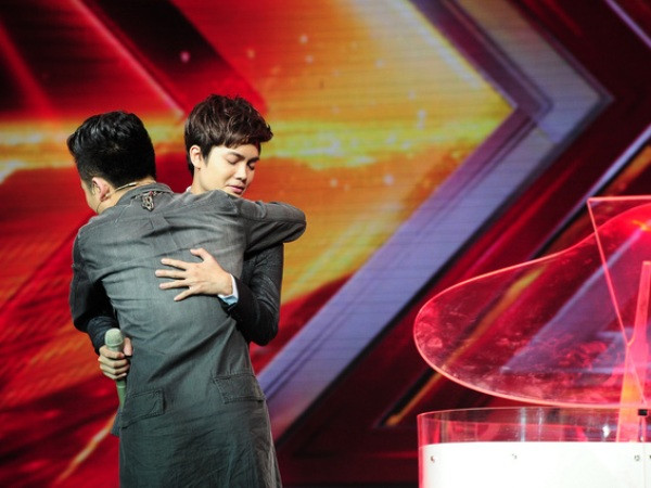 "Nhân tố bí ẩn": Nhật Tuấn gây choáng khi "đập đàn" trên sân khấu ảnh 3