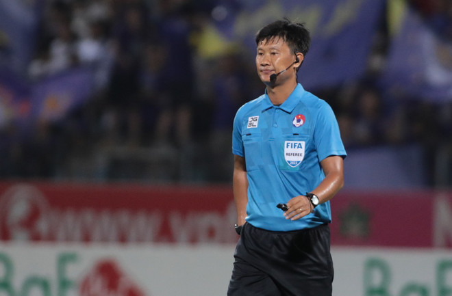 Trọng tài V-League và sức ép khủng khiếp giữa ranh giới 'đúng, sai' ảnh 1
