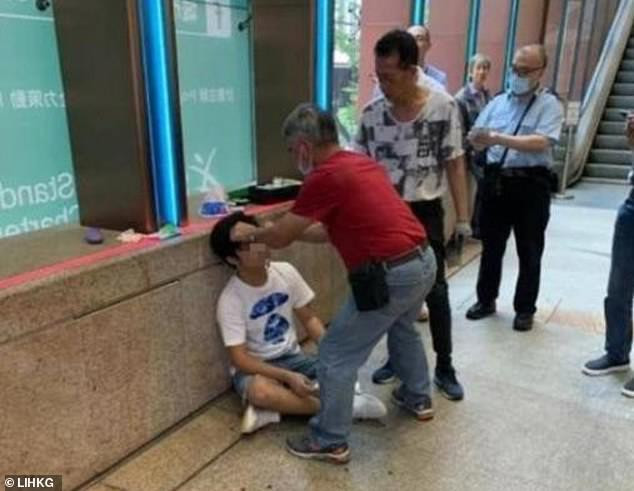 Hình ảnh nạn nhân đang choáng váng sau khi bị đánh. (Nguồn: AsiaOne) Bị đánh vì hét to đoạn kết phim ''Avengers: Endgame'' trước rạp chiếu ảnh 1