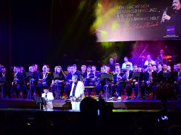 Quyền Văn Minh 'khoe' tài năng thổi kèn 9 tuổi trong đêm concert jazz ảnh 2