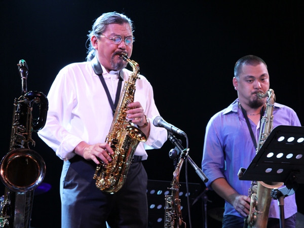 Quyền Văn Minh 'khoe' tài năng thổi kèn 9 tuổi trong đêm concert jazz ảnh 4