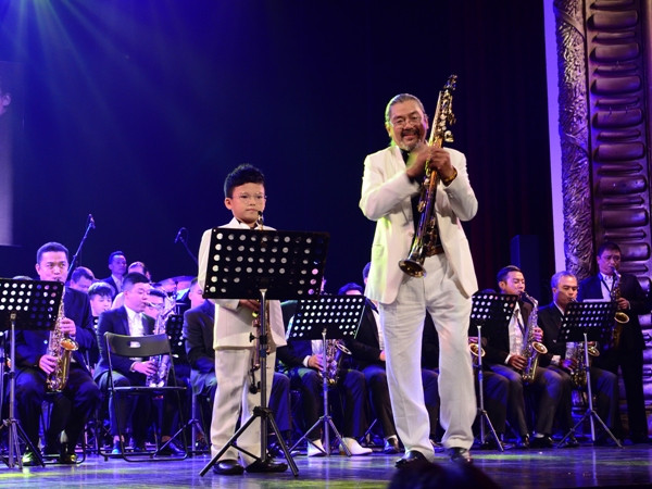 Quyền Văn Minh 'khoe' tài năng thổi kèn 9 tuổi trong đêm concert jazz ảnh 1