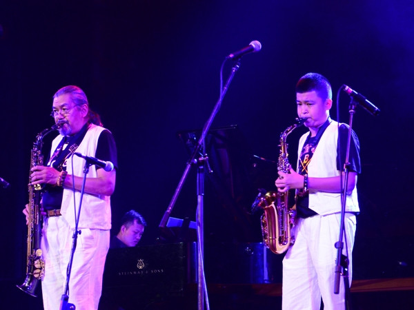 Quyền Văn Minh 'khoe' tài năng thổi kèn 9 tuổi trong đêm concert jazz ảnh 3