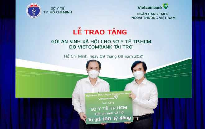 Vietcombank trao gói an sinh xã hội 100 tỷ đồng cho Sở Y tế TP.HCM ảnh 1