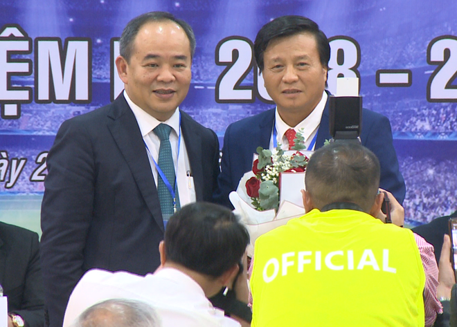 Ông Lê Văn Thành chụp ảnh cùng Chủ tịch VFF Lê Khánh Hải sau khi trúng cử. (Ảnh: CTV/Vietnam+) Ông Lê Văn Thành làm Phó chủ tịch phụ trách tài chính, tài trợ VFF ảnh 1