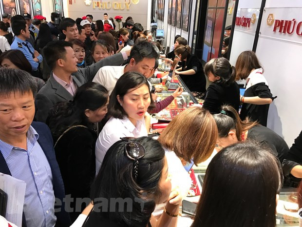 Vàng trong nước tăng giảm không đồng nhất, tỷ giá trung tâm giảm mạnh ảnh 1