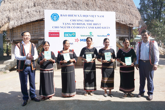 Agribank tham gia Chương trình trao tặng sổ bảo hiểm xã hội và thẻ bảo hiểm y tế cho người dân có hoàn cảnh khó khăn trên địa bàn xã Đăk La (huyện Đăk Hà, tỉnh Kon Tum). (Ảnh: Vietnam+) Ảnh 5.jpg