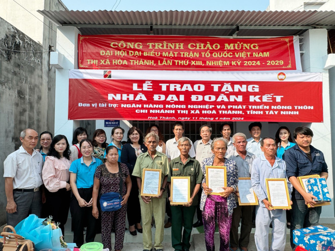 Agribank trao tặng nhà đoàn kết cho những gia đình khó khăn tại tỉnh Tây Ninh. (Ảnh: Vietnam+) Ảnh 4.jpeg