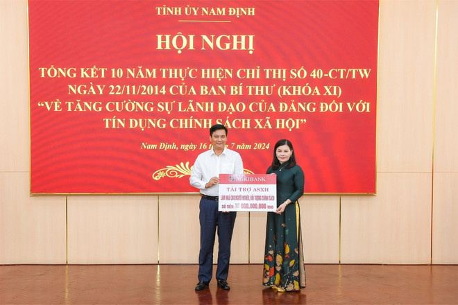Ông Phạm Toàn Vượng - Tổng Giám đốc Agribank trao 10 tỷ đồng tài trợ hoạt động an sinh xã hội làm nhà cho người nghèo, đối tượng chính sách. (Ảnh: Vietnam+) Ảnh 2.jpg