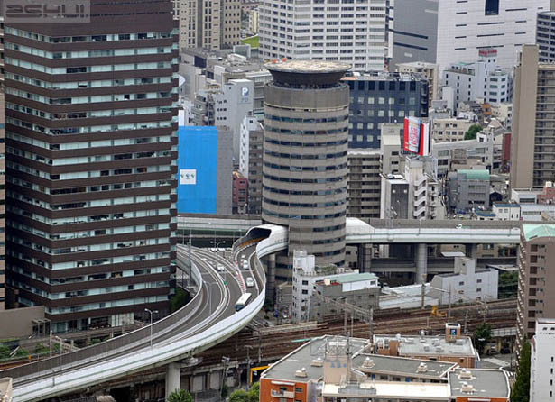 Kỳ lạ đường cao tốc đi xuyên qua tòa cao ốc ở Nhật Bản ảnh 1