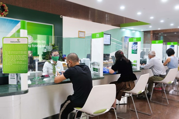Giao dịch tại Vietcombank. (Ảnh: Vietnam+) Vietcombank lọt tốp 1.000 doanh nghiệp lớn nhất trên toàn cầu ảnh 1
