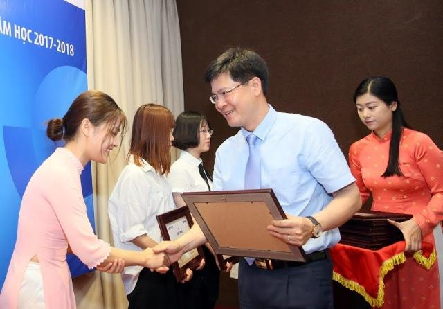 LienVietPostBank trao tặng 143 suất học bổng cho sinh viên ảnh 1