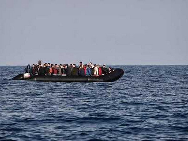 Libya giải cứu gần 600 người di cư đang lênh đênh trên biển ảnh 1