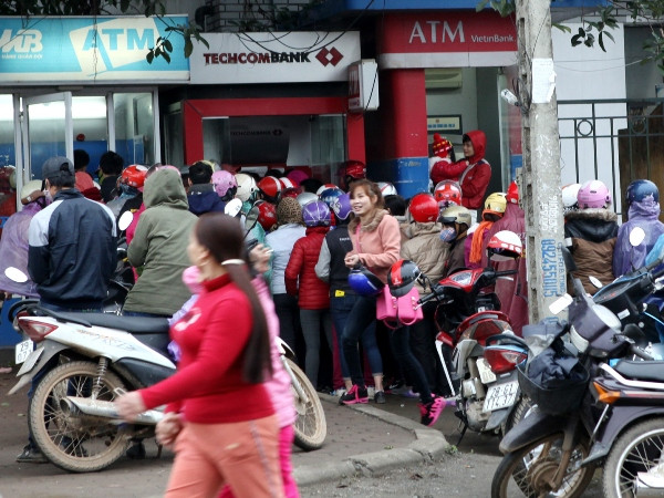 Các ngân hàng "gồng mình" đối phó với tình trạng nghẽn ATM trước Tết ảnh 1