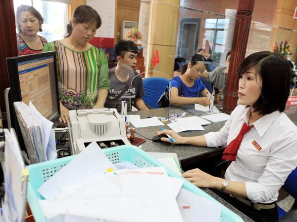 Giao dịch tại Agribank: (Nguồn: Agribank) Agribank cam kết điều tra vụ khách hàng ở Bình Dương mất tiền ảnh 1