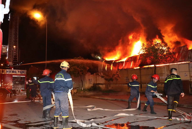 Cháy lớn ở nhà máy Nhựa và chợ Gạo tại thành phố Hưng Yên ảnh 1