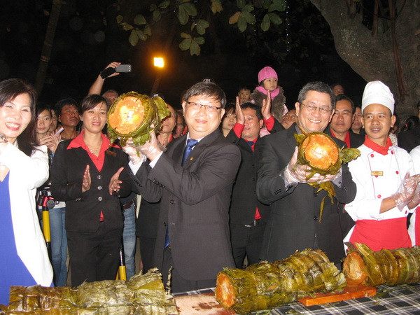 Khánh Hòa: Cắt chiếc bánh tét dài 39m bán làm từ thiện ảnh 1