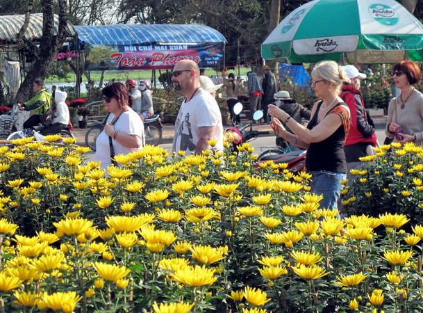 Gần 41.000 khách nước ngoài đến Huế trong Tết ảnh 1