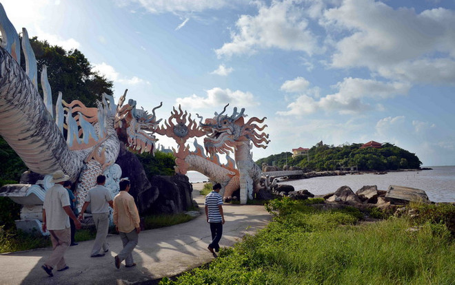 Du khách Nam bộ đổ về du Xuân trên hòn Đá Bạc ảnh 1