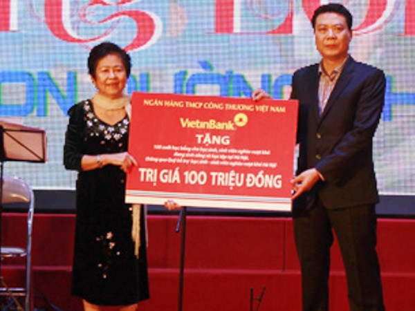 Tặng 100 triệu đồng cho Quỹ hỗ trợ học sinh nghèo vượt khó ảnh 1