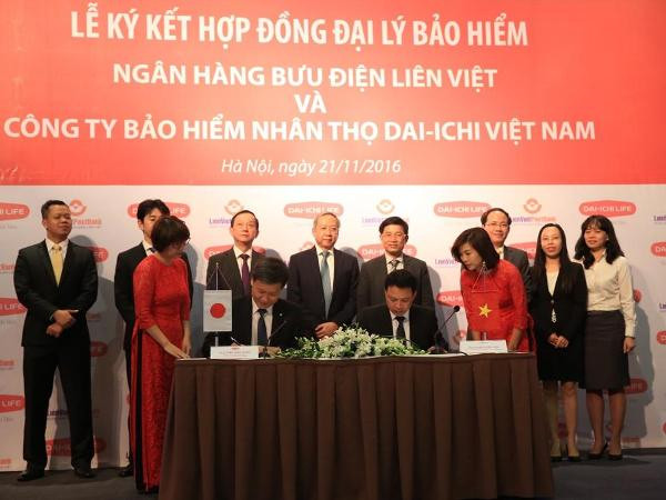 Lãnh đạo hai bên tham gia ký kết. (Nguồn: LienVietPostBank) Dai-ichi Life và LienVietPostBank hợp tác phát triển bảo hiểm ảnh 1