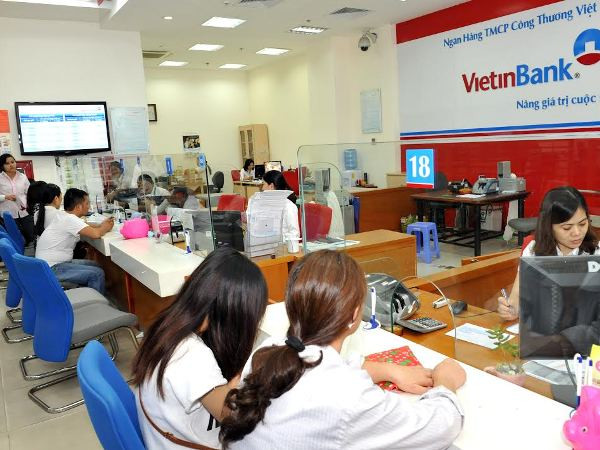 Giao dịch tại VietinBank. (Nguồn: VietinBank) Mua sắm bằng thẻ VietinBank có cơ hội được đi du lịch Hong Kong ảnh 1