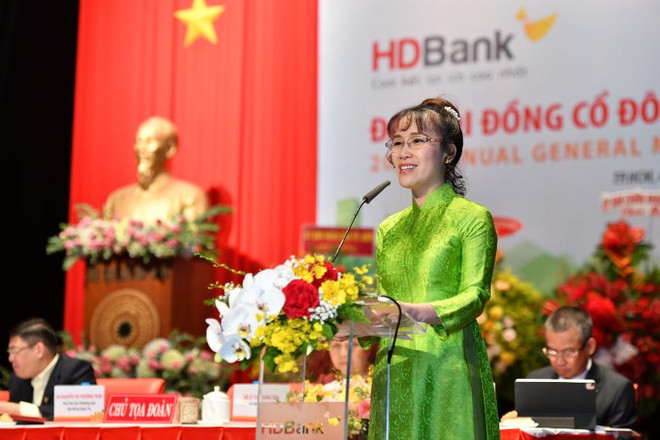 Bà Nguyễn Thị Phương Thảo – Phó Chủ tịch thường trực HĐQT trình bày Phương án phân phối lợi nhuận, kế hoạch chia cổ tức năm 2020. (Ảnh: Vietnam+) HDBank đẩy mạnh chuyển đổi số, gia tăng trải nghiệm cho khách hàng ảnh 1