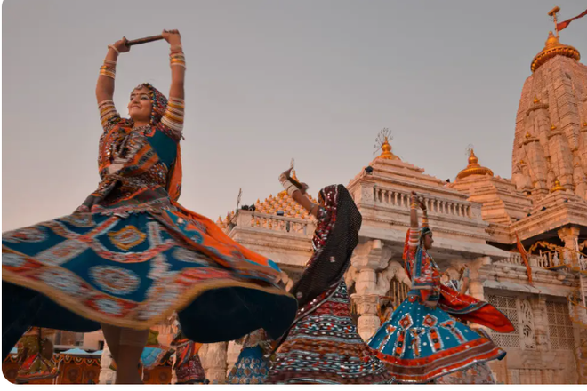 Tìm hiểu về điệu nhảy Garba sôi động và "nguy hiểm" của người Ấn Độ ảnh 1