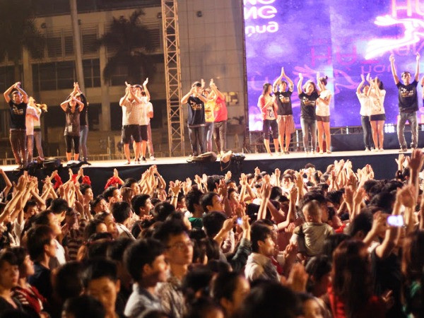 Chương trình có kỷ lục số người hát lớn nhất Việt Nam trở lại ảnh 1