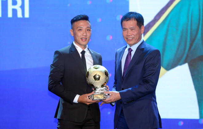 Cầu thủ Nguyễn Minh Trí giành Quả bóng Vàng Nam 2020 dành cho Futsal. (Ảnh: BTC) Tiền đạo Văn Quyết lần đầu tiên giành Quả bóng Vàng Việt Nam ảnh 2