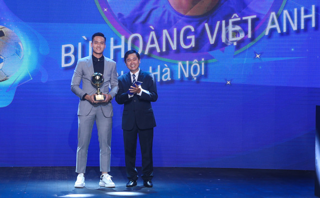 Trung vệ Hà Nội FC đạt giải Cầu thủ Trẻ Xuất sắc nhất năm 2020. (Ảnh: BTC) Tiền đạo Văn Quyết lần đầu tiên giành Quả bóng Vàng Việt Nam ảnh 4