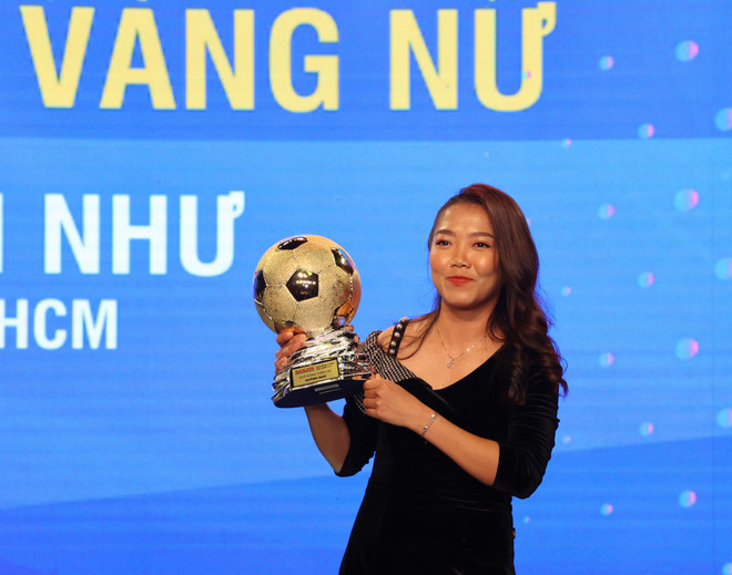 Tiền đạo Huỳnh Như cười hạnh phúc khi nhận danh hiệu Quả bóng Vàng Nữ Việt Nam 2020. (Ảnh: BTC) Tiền đạo Văn Quyết lần đầu tiên giành Quả bóng Vàng Việt Nam ảnh 3