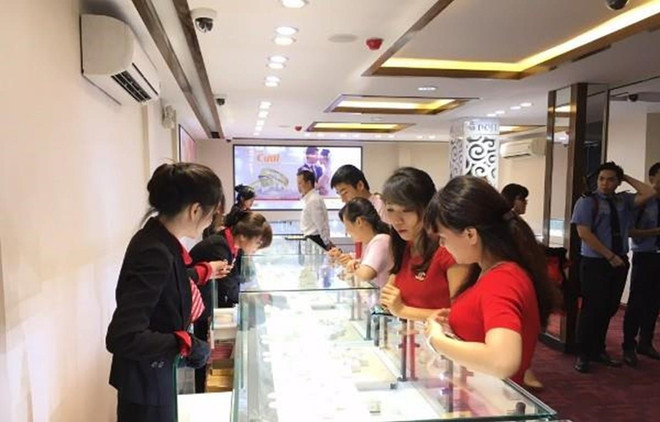 Giao dịch vàng tại Doji. (Nguồn: Doji) Giá vàng trong nước và thế giới trái chiều, tỷ giá trung tâm tăng ảnh 1