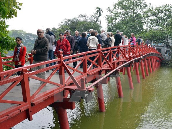 Du khách quốc tế tham quan đền Ngọc Sơn, Hồ Gươm. (Ảnh: Thanh Hà/TTXVN) Hà Nội: Sôi động không khí chuẩn bị cho kỳ nghỉ Tết dương lịch ảnh 1