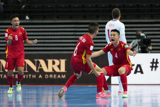 Đội tuyển futsal Việt Nam chơi xuất sắc trước đối thủ mạnh hơn Cộng hòa Séc để giành vé đi tiếp. (Ảnh: Getty Images) Futsal Việt Nam lặp lại lịch sử, lọt vào vòng 1/8 Futsal World Cup ảnh 1