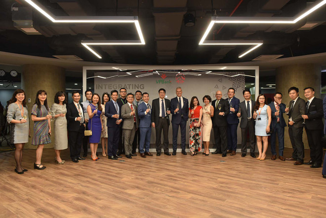 AIA và VPBank hợp tác phân phối bảo hiểm độc quyền 15 năm ảnh 1