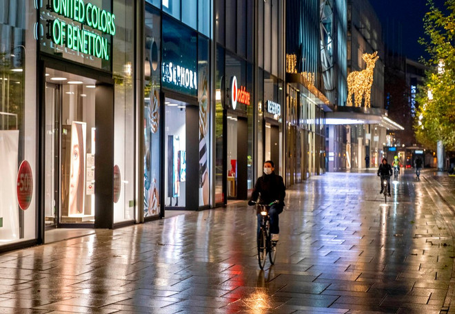 Dịch COVID-19: Một số nước châu Âu bắt đầu siết chặt biện pháp hạn chế ảnh 1