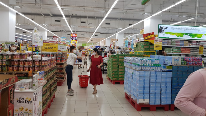 Đây là tháng thứ 13 liên tiếp doanh số bán lẻ ghi nhận mức tăng hai con số so với cùng kỳ, phần lớn là do yếu tố nền thấp liên quan đến các đợt phong tỏa do COVID-19 trong quý 3/2021. (Ảnh: PV/Vietnam+) Ngân hàng Thế giới: Việt Nam cần giám sát chặt chẽ khu vực tài chính ảnh 1