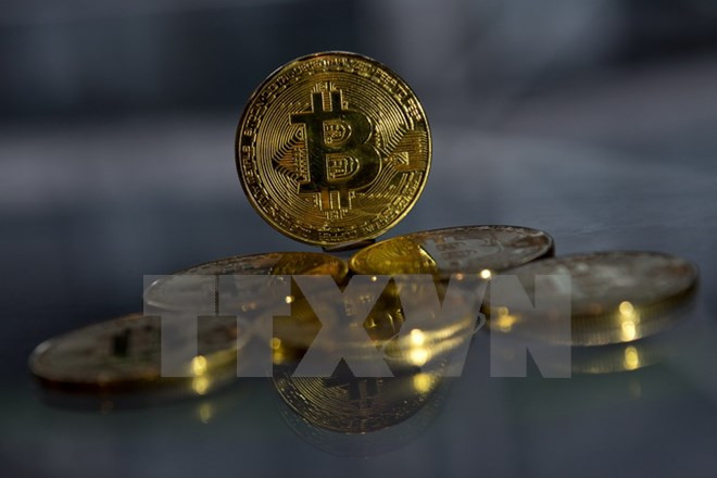 Đồng tiền ảo Bitcoin mạ vàng tại London của Anh. (Ảnh: AFP/TTXVN) 'Cục than nóng' Bitcoin: 'Khi sập sẽ gắn với khủng hoảng toàn cầu?' ảnh 1