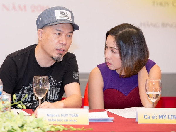 Mỹ Linh trao đổi với Huy Tuấn về kịch bản chương trình. (Ảnh: HB) Mỹ Linh hát rock cùng Ngũ cung trong “Countdown Party 2017” ảnh 2