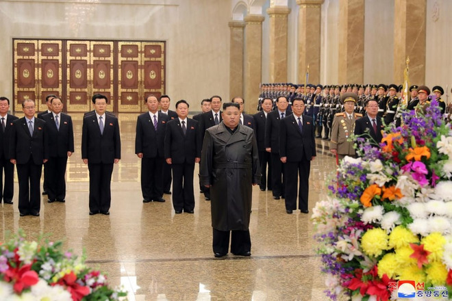 Chủ tịch Triều Tiên Kim Jong-un và các quan chức Triều Tiên kỷ niệm ngày sinh cố lãnh đạo Kim Jong-il. (Ảnh: KCNA) Chủ tịch Triều Tiên lần đầu xuất hiện kể từ dịch bệnh COVID-2019 ảnh 1