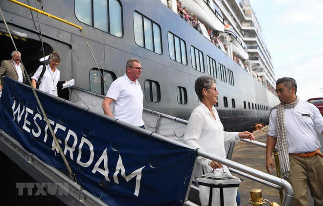 Hành khách lên bờ sau khi tàu MS Westerdam cập cảng Sihanoukville, Campuchia, ngày 14/2. (Ảnh: AFP/TTXVN) Campuchia đề nghị Malaysia kiểm tra lại trường hợp nhiễm COVID-19 ảnh 1