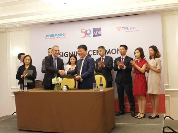 Lãnh đạo ADB và TPBank ký kết. (Nguồn: TPBank) ADB cấp hạn mức 30 triệu USD tài trợ thương mại cho TPBank ảnh 1